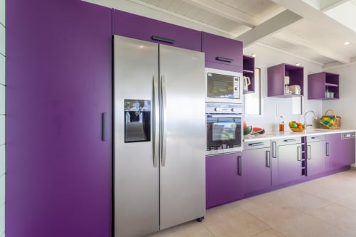 Cuisine moderne violet et blanc avec électroménagers en acier inoxydable à Villa Chanté Grenouilles aux Terrasses du Morne Gommier