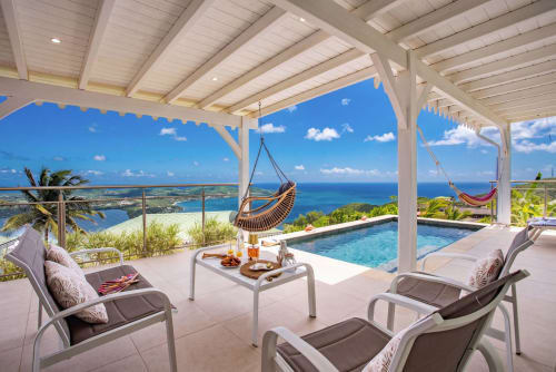 Terrasse de villa tropicale avec piscine dominant la mer des Caraïbes, Morne Gommier, Martinique