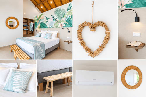 Chambre de la Villa Chanté Grenouilles avec décor tropical, couronne cœur en bois, miroir en rotin et accents tressés aux Terrasses du
