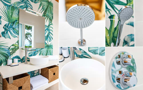 Salle de bains moderne à la villa Terrasses du Morne Gommier avec papier peint botanique et pommeau de douche chromé