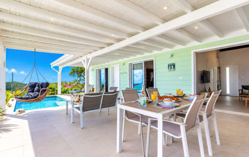 Villa Terrasses du Morne Gommier avec patio, piscine, table à manger, transats et vue mer au Marin, Martinique
