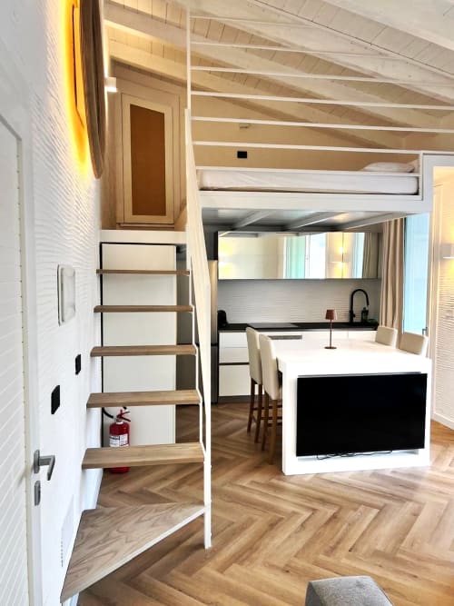 Moderno loft apartment a La Sciumara Resort Palau con camera in mezzanino, cucina, zona pranzo e TV a schermo piatto