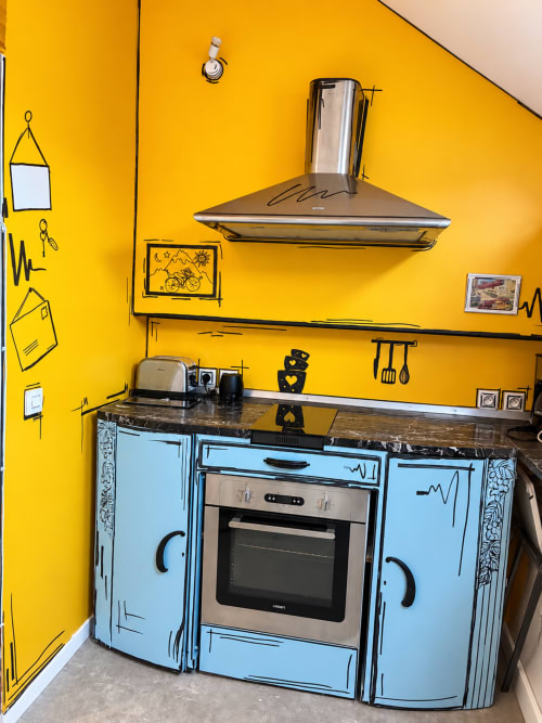 Cuisine colorée du Perchoir de Chaparon à Lathuile avec murs jaune vif et placards bleus