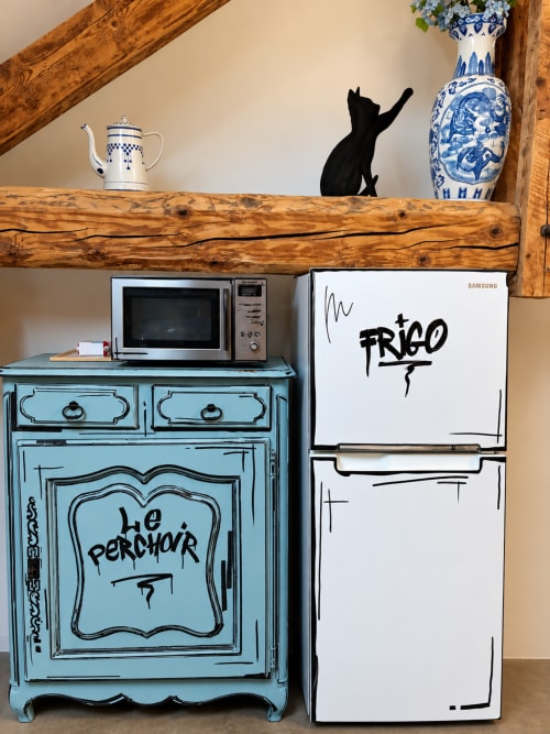 Armoire bleue vintage avec art texte français fantaisiste dans la chambre Le Perchoir de Chaparon au gîte de Chaparon, Lathuile