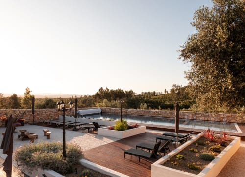 Área de piscina de luxo Recantos D'Almerinda com espreguiçadeiras, piscina infinita e vistas para a zona rural em Pombal, Portugal