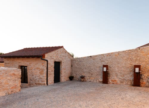 Pátio de pedra rústico do hotel Recantos D'Almerinda em Pombal, Portugal com arquitetura tradicional