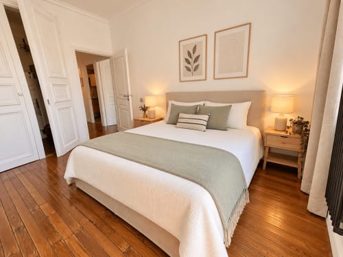 Chambre moderne de l'appartement Mattbnb Metz avec lit queen-size, parquets, décoration neutre et vue sur la ville