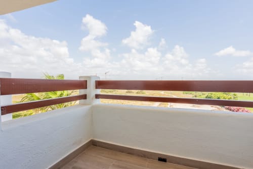Terraza balconada de Haus Holiday Homes en San Pedro del Pinatar con vistas al paisaje y barandillas de madera