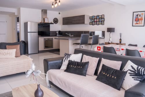 Interior moderno de planta abierta de la cabaña Les Ambrades Colmar con cocina, comedor y sala contemporánea