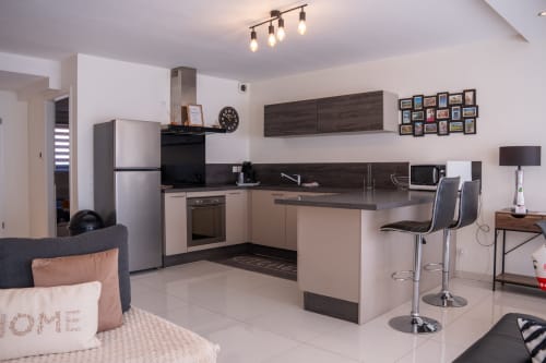 Cocina y sala de estar modernas de planta abierta en La Vénitienne, Colmar con electrodomésticos de acero inoxidable