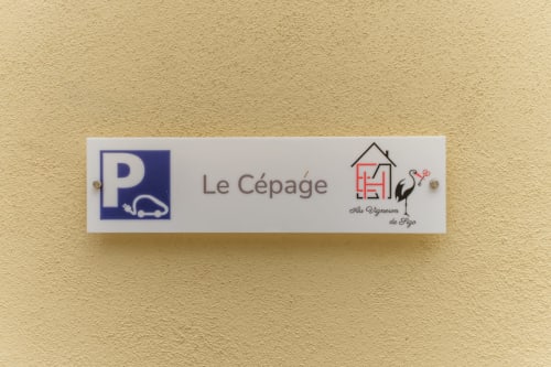 Señal de estacionamiento y cabaña Le Cépage en el hotel Les Ambrades en Kaysersberg Vignoble, Francia