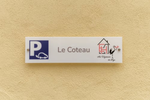 Señal de estacionamiento Le Coteau con icono de coche en la cabaña Les Ambrades, Sigolsheim, Alsacia