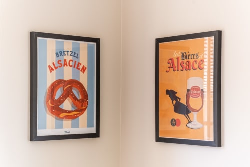 Carteles de cerveza alsaciana vintage en la habitación de una cabaña en Les Ambrades, Kaysersberg Vignoble
