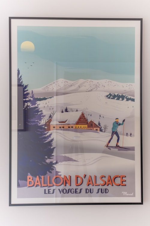 Cartel de esquí vintage del Ballon d'Alsace con paisaje nevado, refugio de montaña y esquiador en la región de Alsacia