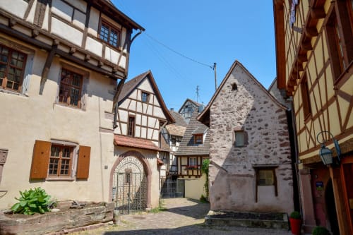 Calle medieval con entramado de madera en Riquewihr, Kaysersberg Vignoble, con arquitectura tradicional alsaciana