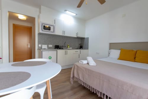 Moderno loft presso Apartamentos El Sol II a Tossa de Mar con angolo cottura, tavolo rotondo e letto queen
