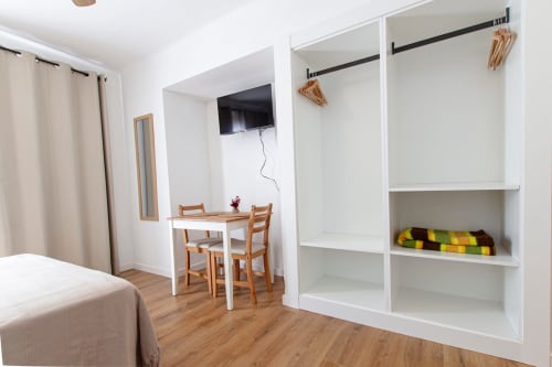 Moderno loft en Tossa de Mar con vestidor abierto, zona de trabajo y televisor de pantalla plana