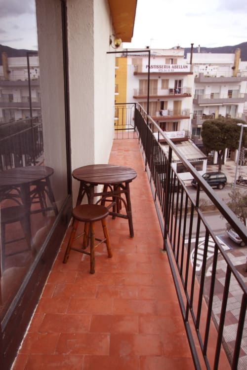 Balcón de terracota con barra de madera con vistas a Tossa de Mar, Apartamentos El Sol II