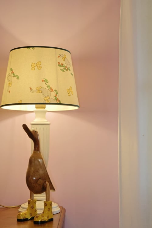 Lampada da tavolo decorativa con base a forma di anatra e paralume floreale giallo presso La Casa dei Tigli B&B a Cannara, Italia