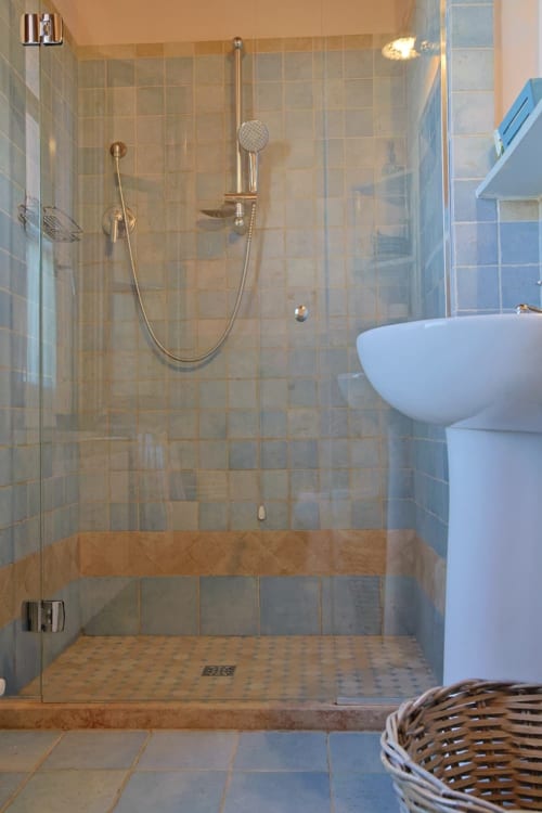 Moderna doccia walk-in con box in vetro nell'Appartamento Azzurro a La Casa dei Tigli, Cannara