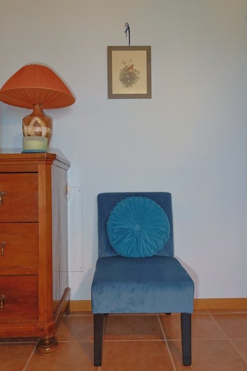Poltrona in velluto blu con cuscino turchese in Appartamento Azzurro presso La Casa dei Tigli, Cannara, Italia