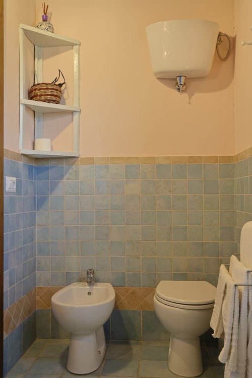 Bagno dell'Appartamento Azzurro a La Casa dei Tigli, Cannara, con bidet, wc e pareti piastrellate