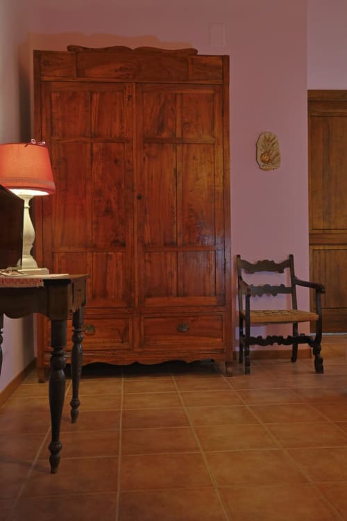 Camera da letto rustica in Appartamento Rosa a La Casa dei Tigli, Cannara, con armadio in legno e arredi tradizionali