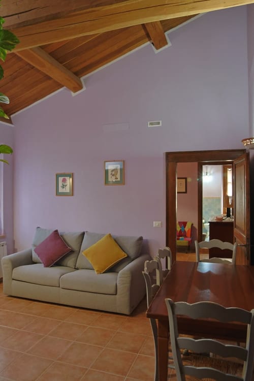 Soggiorno lavanda con divano beige nell'appartamento La Casa dei Tigli a Cannara, Italia