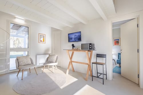 Appartamento Carole a Case Luparello con zona lavoro moderna, salotto, TV e vista sul giardino in un ambiente contemporaneo luminoso