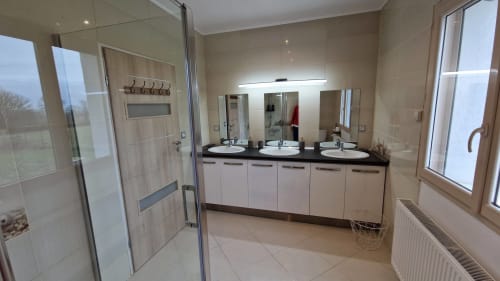 Salle de bain moderne du gîte Les Retrouvailles des Ducs à Vindihouses Magnien avec triple vasque, douche à l'italienne et lumière naturelle
