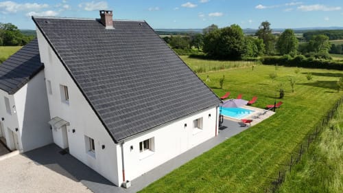 Charmant cottage blanc aux toits ardoises, piscine chauffée et transats rouges à Magnien, France - Gîte Les Retrouvailles des Ducs
