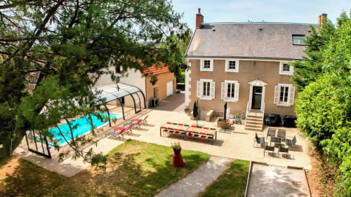 Vue aérienne de la Villa 1848 à Épinac avec piscine chauffée, terrasse et jardins entretenus