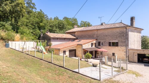 Cottage Domaine De Pimpine à Galgon avec terrasse, jardins verdoyants et architecture traditionnelle