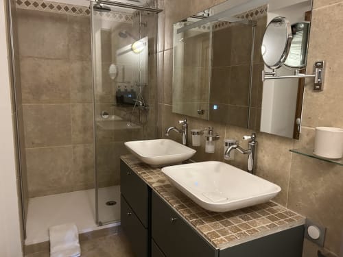 Salle de bain moderne avec double vasque au Domaine Chapelle B&B à La Chapelle-la-Reine, douche à l'italienne et sol chauffant