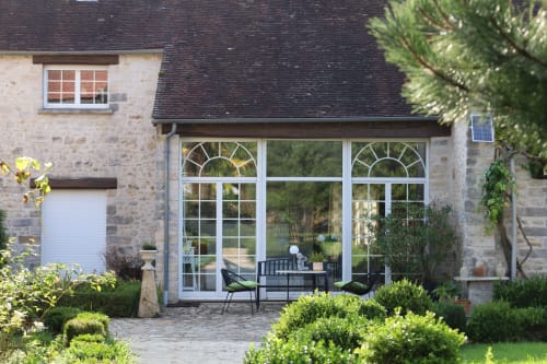 Terrasse avec vue sur le jardin du Domaine Chapelle B&B à La Chapelle-la-Reine, coin détente et grandes fenêtres