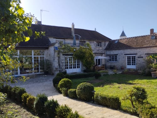 Manoir en pierre du Domaine Chapelle B&B avec jardins paysagés et terrasse à La Chapelle-la-Reine, France