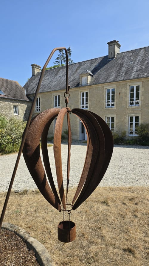 Sculpture métallique rustique dans la cour du gîte Domaine de la Cour VAUTIER près d'Omaha Beach, Normandie