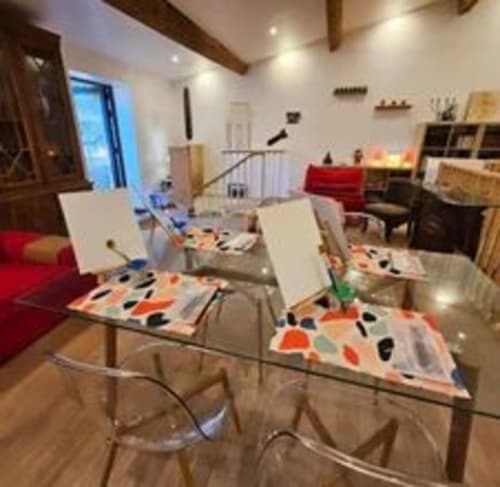 Atelier d'art à la Maison D'hôtes Cœur D'hérault à Péret avec chevalets, palettes colorées et sièges créatifs