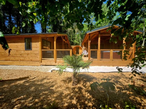 Villa en bois Galaxie aux Chalets Du Lac à Marange-Silvange avec terrasse, plantes tropicales et verdure