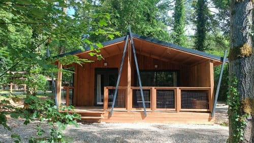 Villa contemporaine en bois aux Chalets Du Lac à Marange-Silvange, entourée de forêts avec terrasse couverte
