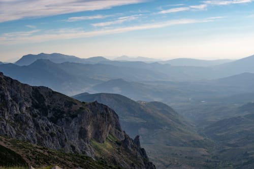 Vista panorámica del valle de montaña desde Hostal Restaurante Angel en Huelma, Jaén, España