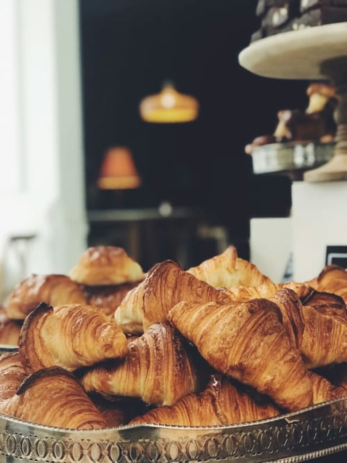 Croissants dorados exhibidos en el Hostal Restaurante Angel de Huelma, Jaén, España