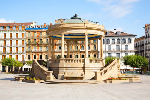 Quiosco de música en la Plaza de la Virgen Blanca, Vitoria-Gasteiz, cerca del hotel Hostal Iruña Rooms