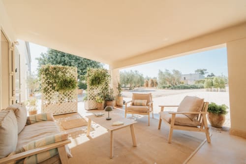 Appartamento Biancolilla di Case Luparello a Noto con veranda arredata, vista sul giardino, sdraio in legno e spazio esterno privato