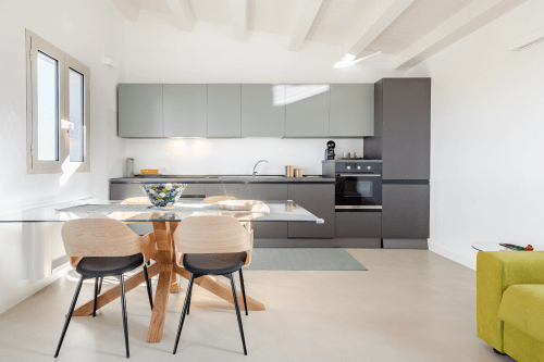 Cucina e zona pranzo moderna dell'appartamento Moresca a Case Luparello a Noto, Sicilia con vista sulla piscina