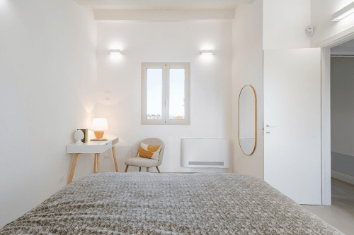 Camera da letto Moresca di Case Luparello a Noto con design minimalista moderno, luce naturale e contemporaneo