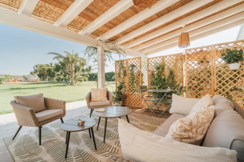 Appartamento Case Luparello Coratina a Noto con terrazza ombreggiata, mobili in vimini e vista sul giardino