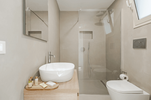 Bagno moderno a Case Luparello a Noto con lavabo ovale bianco, doccia in vetro e toilette