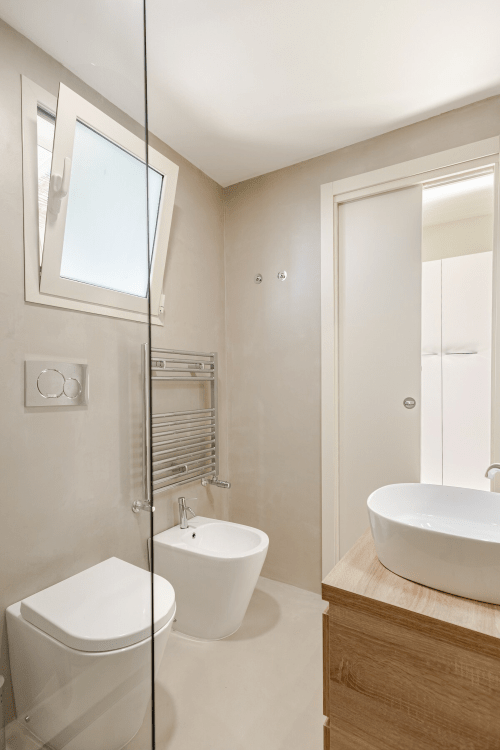 Bagno moderno a Case Luparello, Noto con doccia in vetro, wc, bidet, scaldasalviette e vasca rotonda