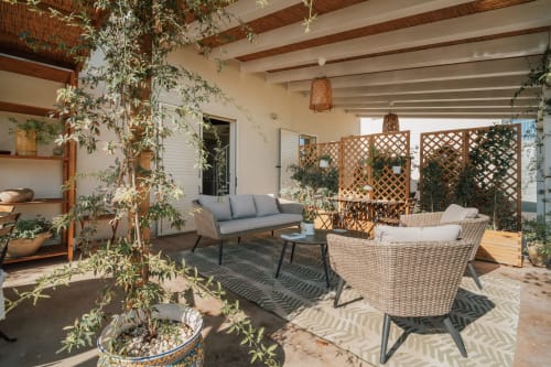 Appartamento Carolea a Case Luparello, Noto: terrazza coperta con sedute in vimini, travi in legno, piante in vaso e